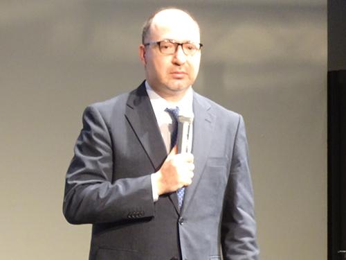 あいさつするベジット・イディアス会長